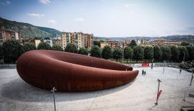 Napoli inaugura la stazione metro di Anish Kapoor, un viaggio nell’Inferno di Dante