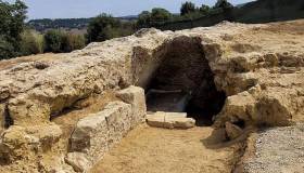 La necropoli di Tarquinia svela un tesoro nascosto: scoperta un’incredibile tomba etrusca inviolata