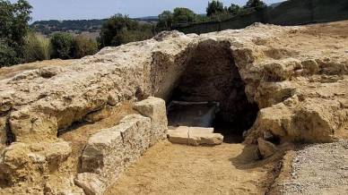 La necropoli di Tarquinia svela un tesoro nascosto: scoperta un’incredibile tomba etrusca inviolata