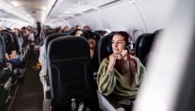 Flying naked, la tendenza di viaggiare “nudi” fa risparmiare