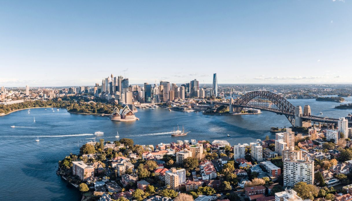 Vista aerea con drone dello skyline di Sydney con l'Harbour Bridge e il sobborgo di Kirribilli, Australia