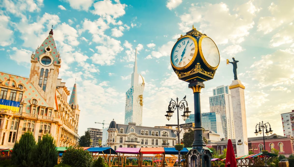 Edificio dell'Università tecnologica del Mar Nero di Batumi e statua di Medea in Piazza Europa
