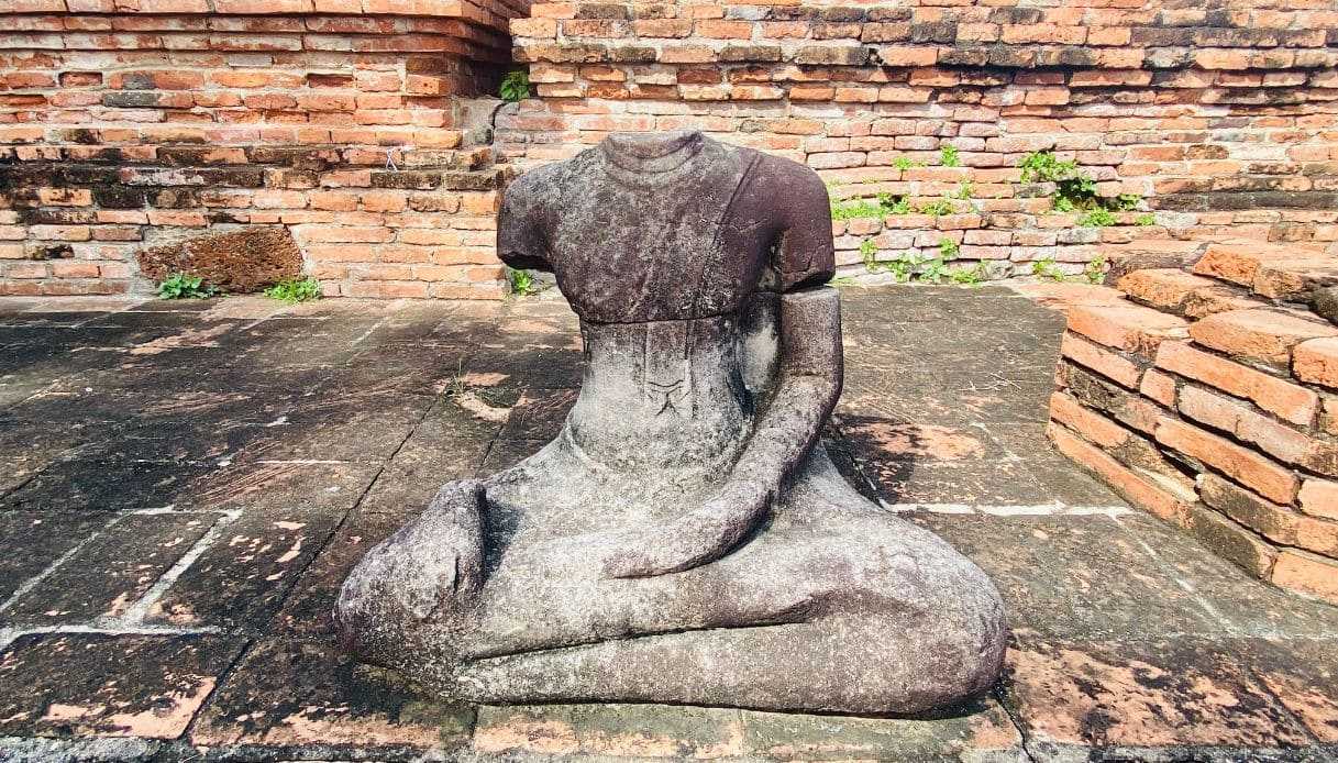 https://siviaggia.it/wp-content/uploads/sites/2/2025/10/Buddha-senza-testa-di-Ayutthaya-4-1.jpg