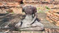 Ayutthaya, perché i Buddha sono decapitati (e la storia dell’iconica testa tra le radici)