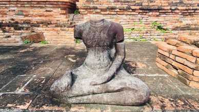 Ayutthaya, perché i Buddha sono decapitati (e la storia dell’iconica testa tra le radici)