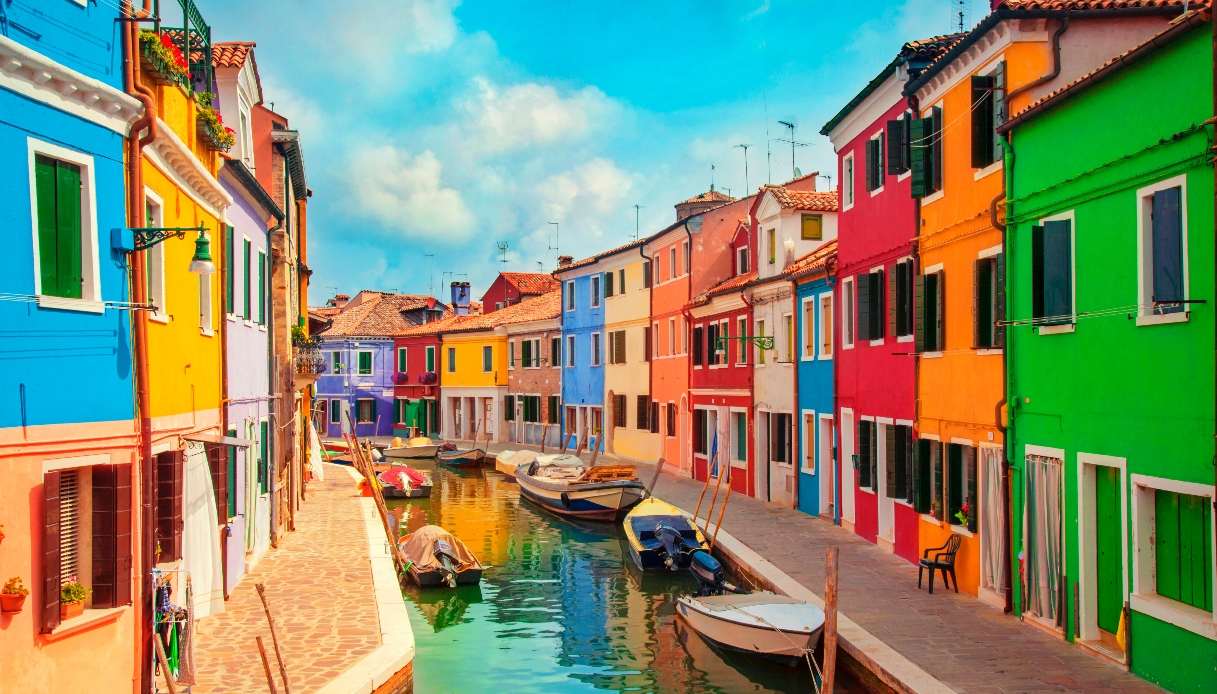 https://siviaggia.it/wp-content/uploads/sites/2/2025/10/Burano.jpg