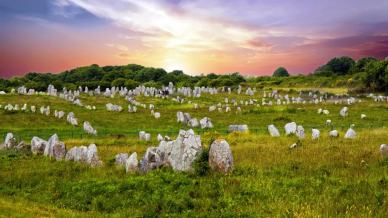 Allineamenti di Carnac, il più grande mistero megalitico d’Europa