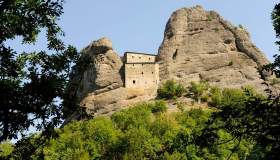 Il Castello della Pietra scolpito nella natura, una meraviglia tra rocce e misteri