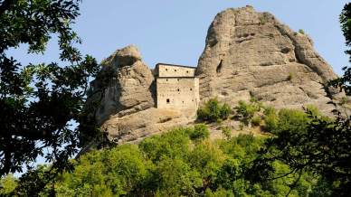 Il Castello della Pietra scolpito nella natura, una meraviglia tra rocce e misteri