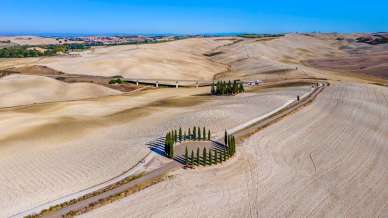 Overtourism in Val d’Orcia: la bellezza minacciata tra colline e cipressi