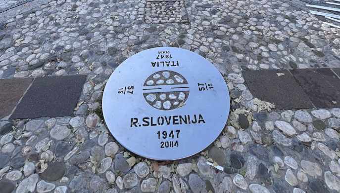 Piazza Transalpina, Confine tra Italia e Slovenia