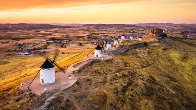 Consuegra è il borgo dei 12 mulini a vento che in autunno si tinge di viola