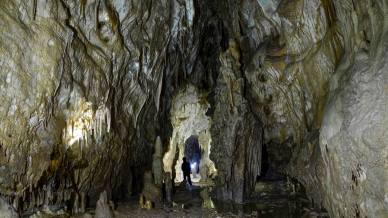 Grotte di Frasassi: un viaggio tra stalattiti, giochi di luce e segreti nascosti nella roccia