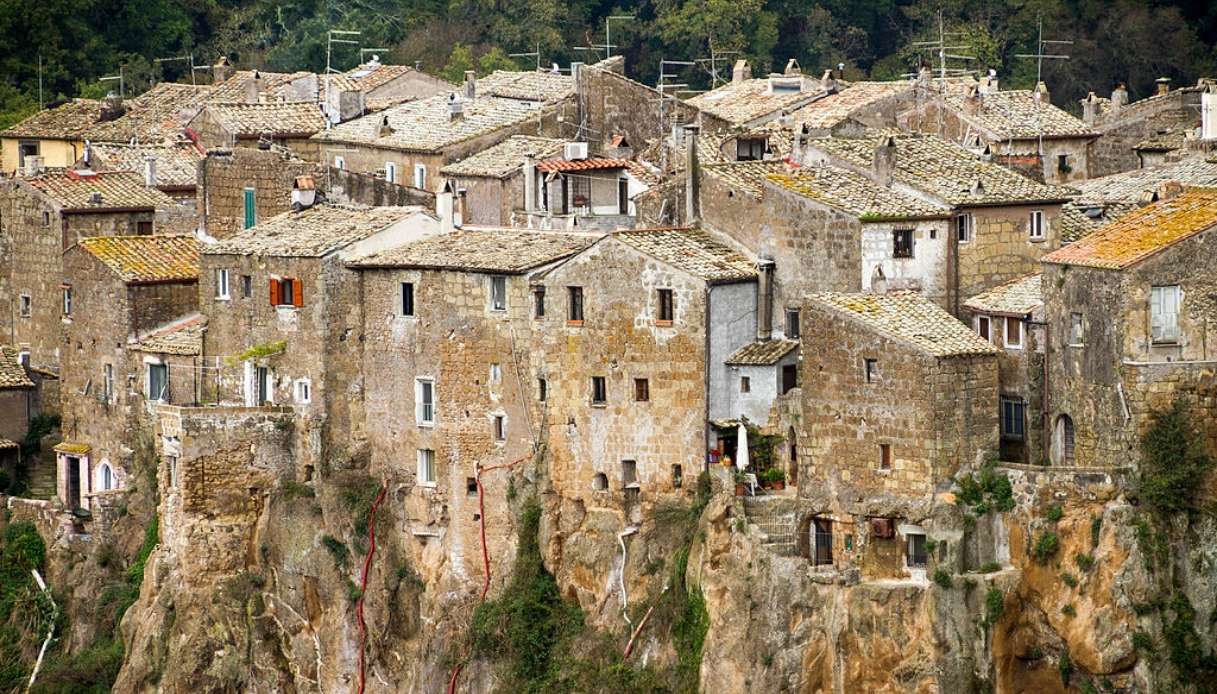 https://siviaggia.it/wp-content/uploads/sites/2/2025/10/Il-borgo-di-Calcata.jpg