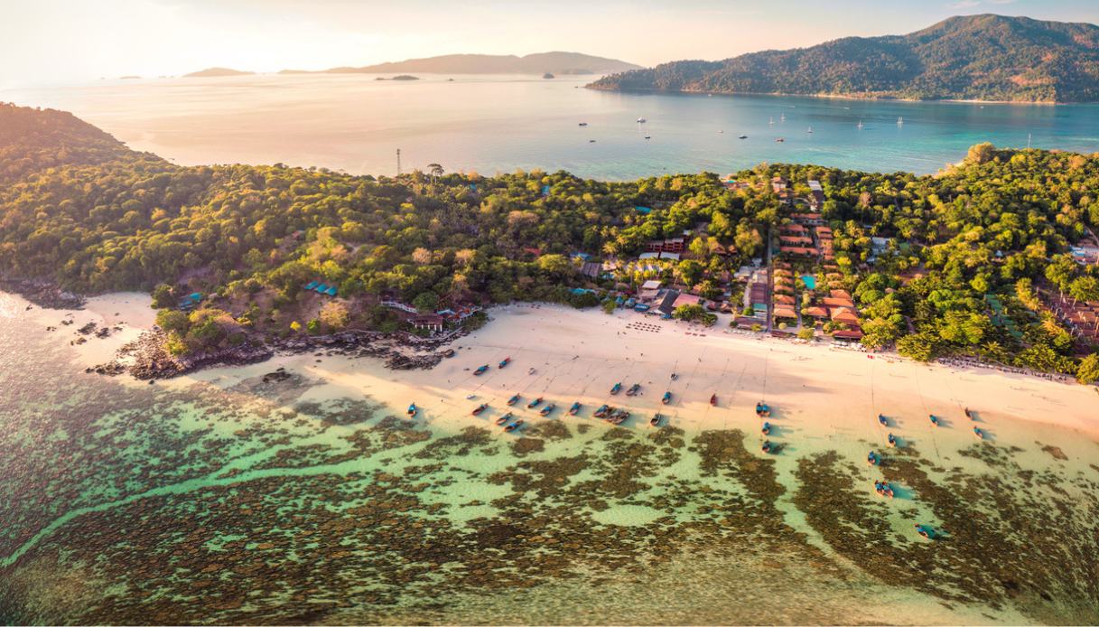 Fuga a Koh Lipe, l’isola dalla sabbia bianca, mare trasparente e zero stress (ci si muove a piedi)