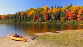 Kayak nel foliage: i fiumi e laghi europei più spettacolari in autunno