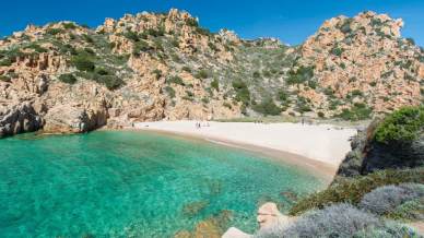 La magia Disney torna in Sardegna: la Gallura diventa un set incantato tra mare e rocce rosse