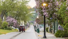 Mackinac Island, l’isola proibita alle auto dove si viaggia in carrozza come nell’Ottocento