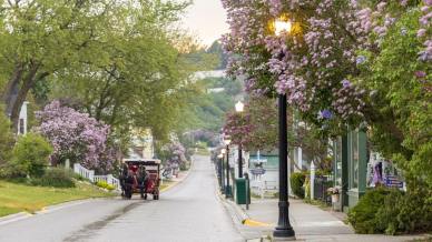 Mackinac Island, l’isola proibita alle auto dove si viaggia in carrozza come nell’Ottocento