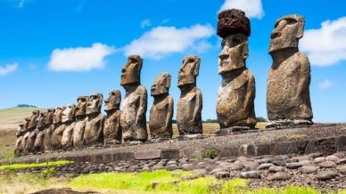 Svelato il mistero sui Moai dell’Isola di Pasqua: i giganti di pietra che “camminavano”