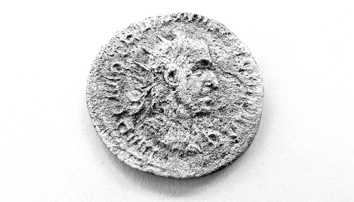 Una delle cinque monete d'argento rinvenute, dell'imperatore romano Decio