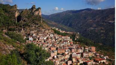 Un borgo senza paragoni in Italia e nel mondo: Ulassai incanta con storia, natura e tradizioni