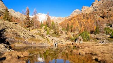 Predarossa in autunno: il paesaggio che si trasforma in un tappeto d’oro tra le montagne