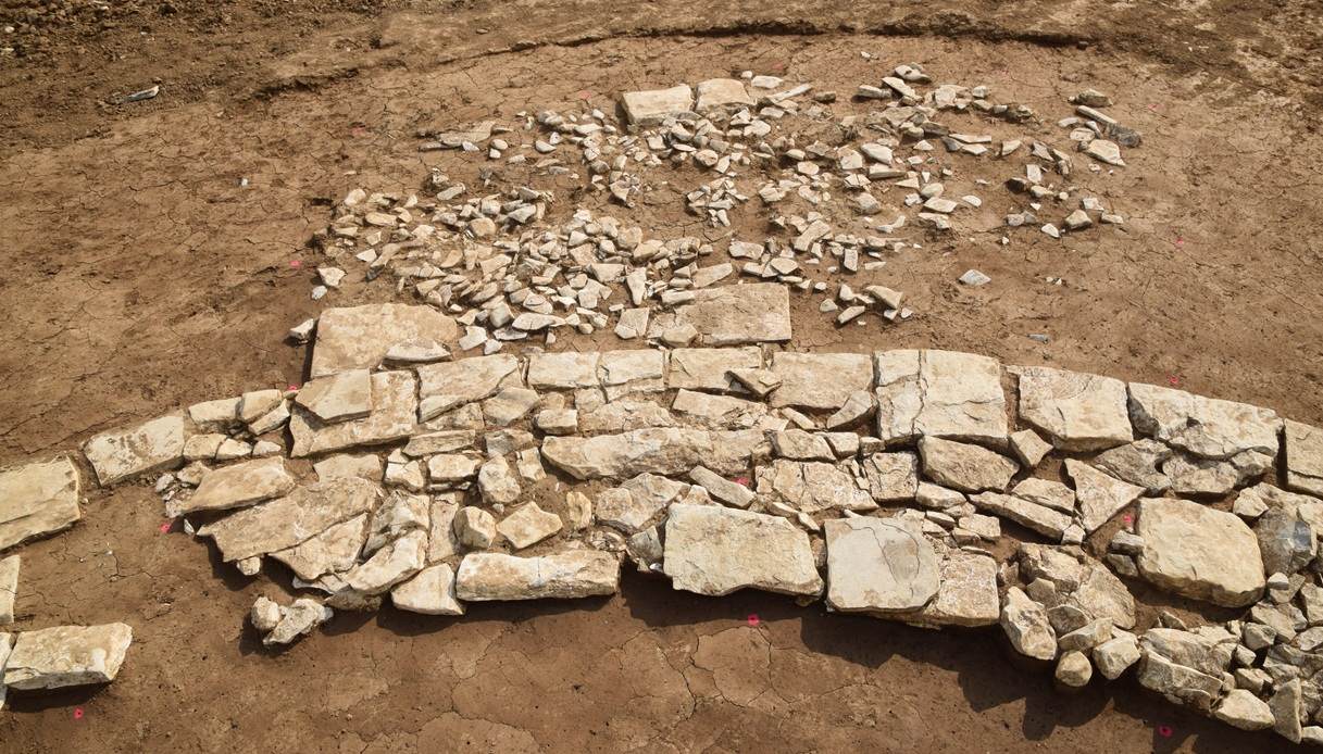 Resti del muro in pietra romano in Baviera