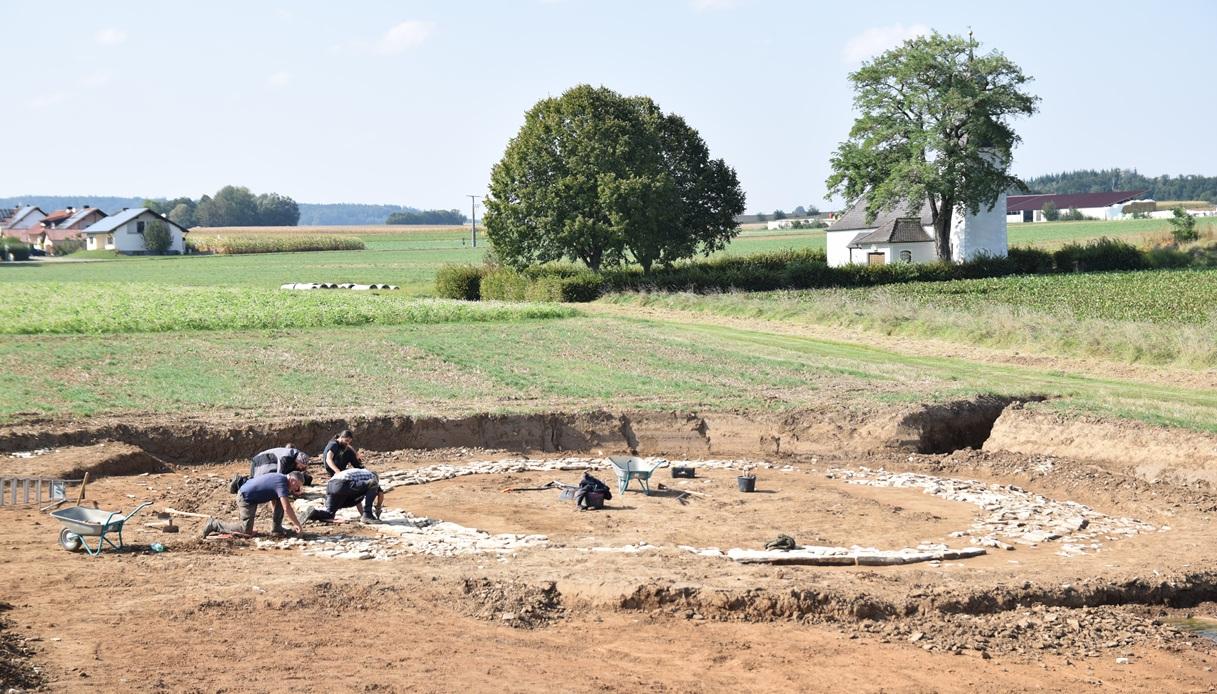 Scavi in Baviera. il tumulo romano di pietra