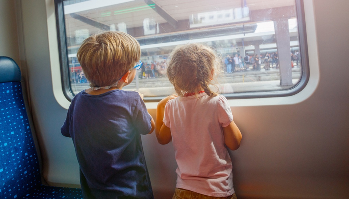 https://siviaggia.it/wp-content/uploads/sites/2/2025/10/Treno-bambini-viaggio.jpg