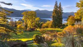 Autunno sul Lago d’Orta: quando il giardino si accende di rosso, oro e arancio