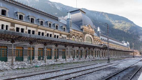 Le linee ferroviarie abbandonate da brivido (in Italia e nel mondo): binari fantasma e stazioni dimenticate