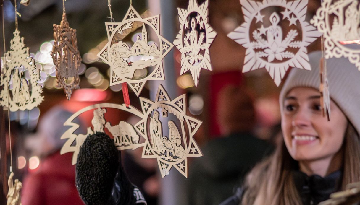 Tipiche decorazioni al mercatino natalizio di Brunico, Alto Adige