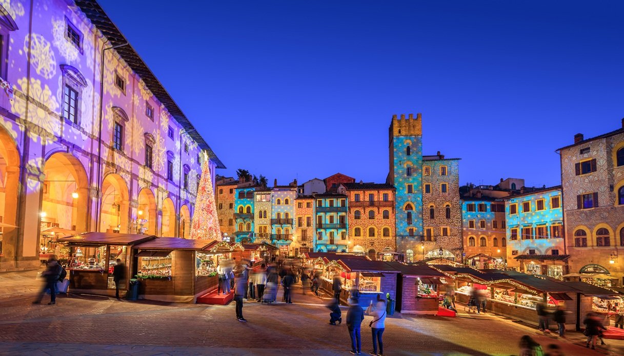 Luci spettacolari sui palazzi ad Arezzo a Natale