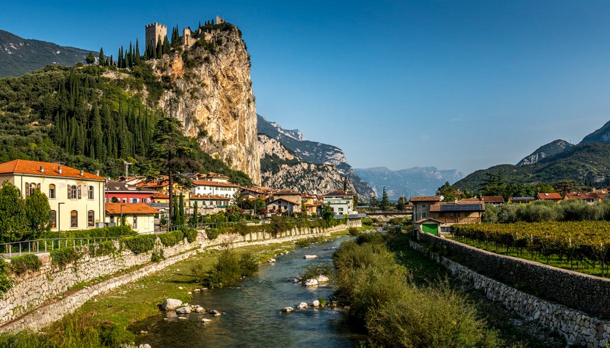 Il borgo di Arco con vista sul suo castello meraviglioso