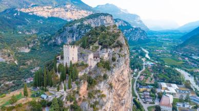 Il Castello di Arco è una meraviglia con 365 finestre, leggende e viste mozzafiato