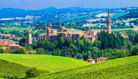 Castelvetro di Modena è il borgo che incanta tra vigneti, torri e tramonti dorati