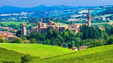 Castelvetro di Modena è il borgo che incanta tra vigneti, torri e tramonti dorati