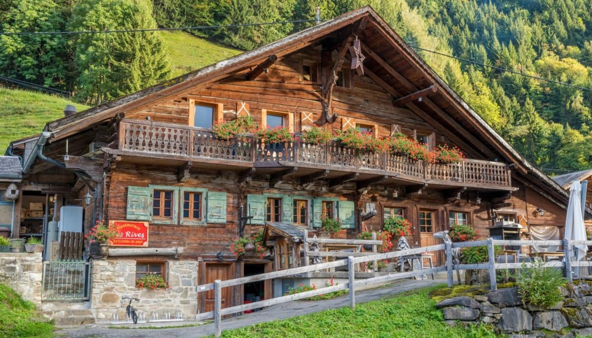 Fiabesca baita in legno a Champéry, Svizzera