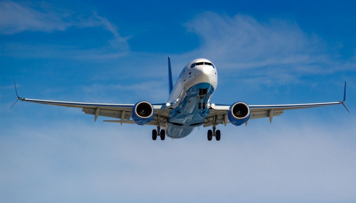 Un aereo che vola nel cielo
