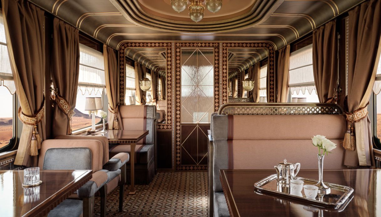 L'elegante interno del treno Dream of the Desert
