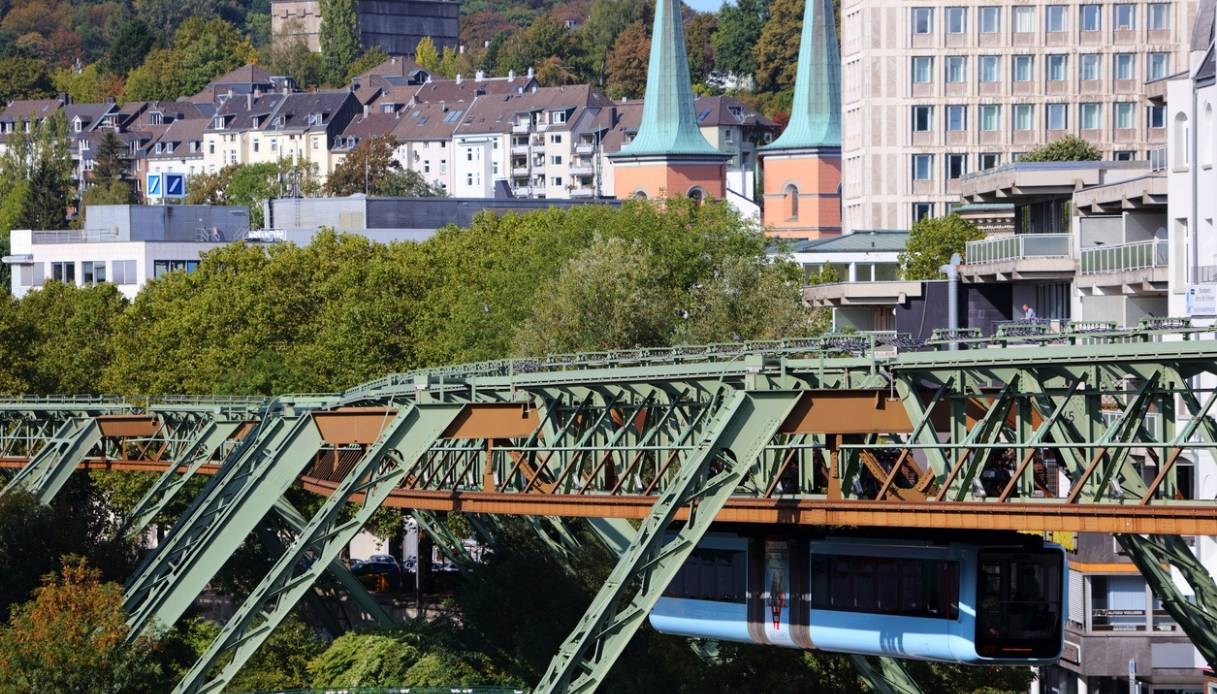A Wuppertal c’è la ferrovia sospesa più antica del mondo che sfida la gravità