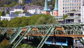 A Wuppertal c’è la ferrovia sospesa più antica del mondo che sfida la gravità