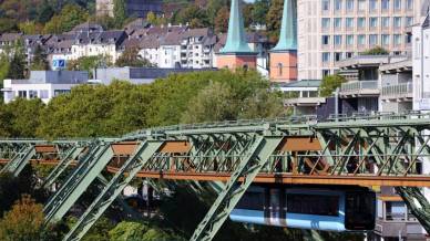 A Wuppertal c’è la ferrovia sospesa più antica del mondo che sfida la gravità