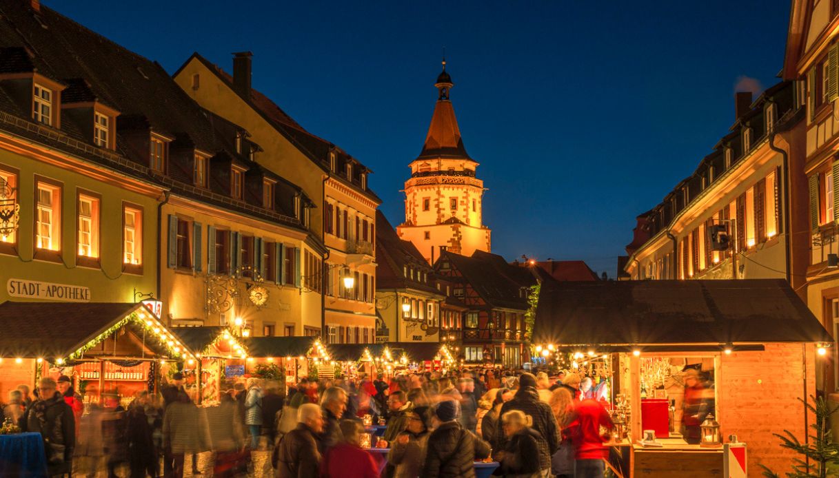 Mercatino di Natale al crepuscolo a Gengenbach, Foresta Nera