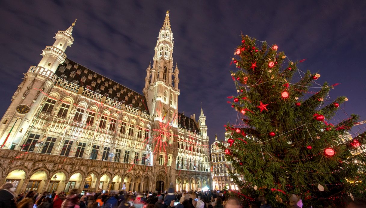 Grand Place di Bruxelles illuminata con i mercatini di Natale