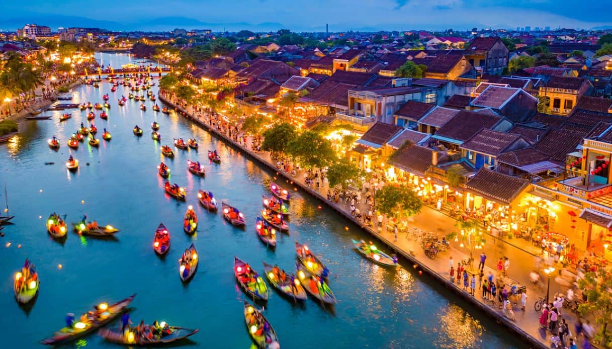 Luci in notturna sul fiume di Hoi An, Vietnam