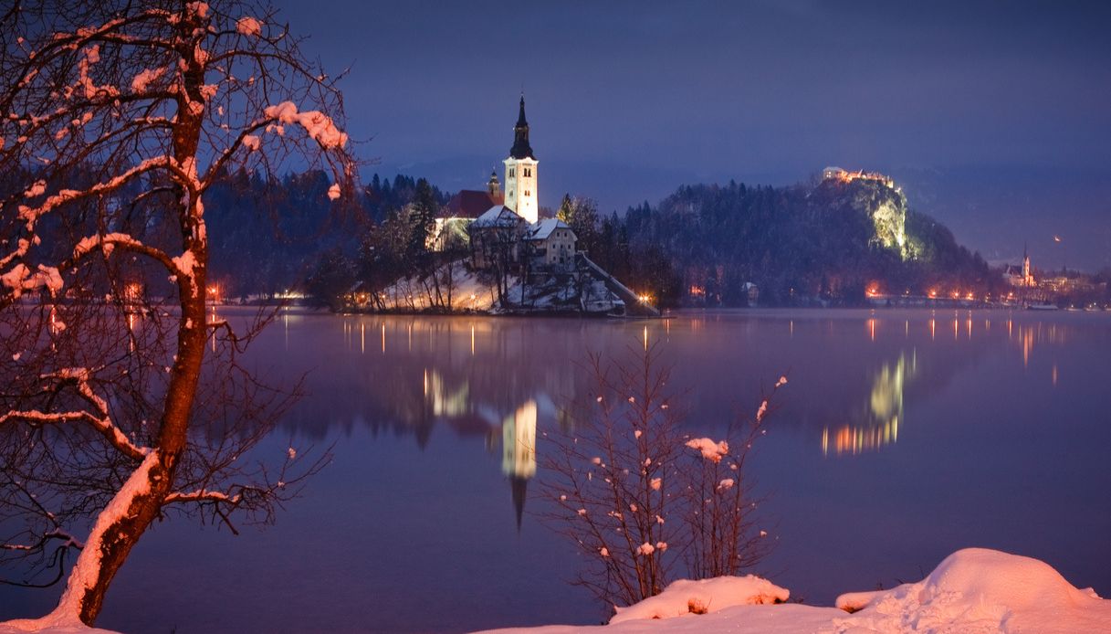 Lago di Bled in una notte d'inverno