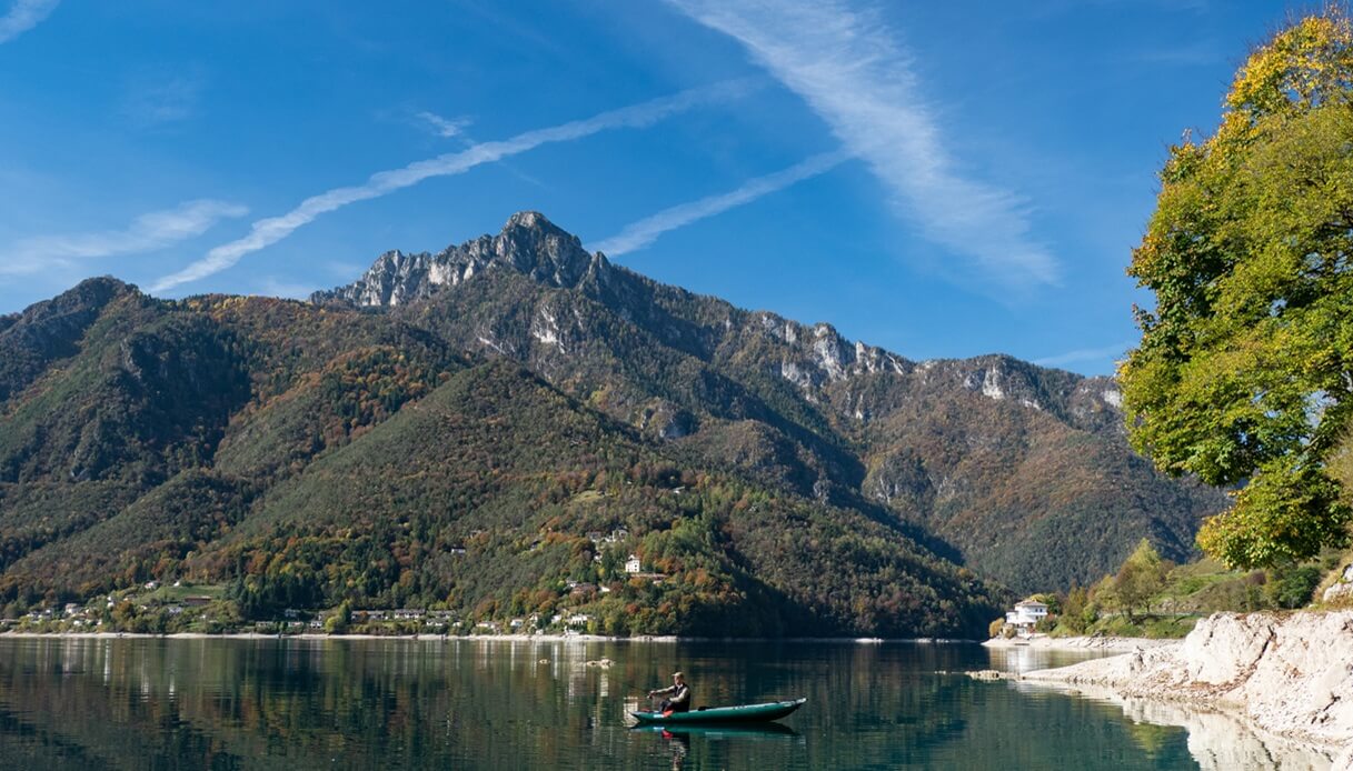 Lago di Ledro: acque calme, boschi e riflessi trasformano ogni passeggiata in poesia