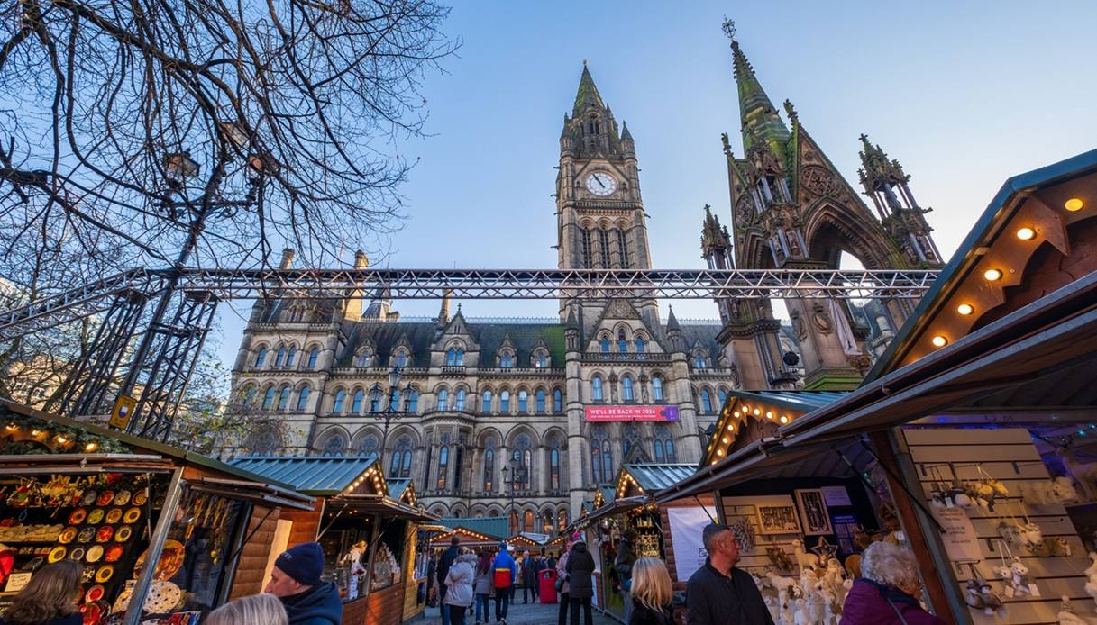 https://siviaggia.it/wp-content/uploads/sites/2/2025/11/Mercatini-Natale-Albert-Square-Manchester.jpg